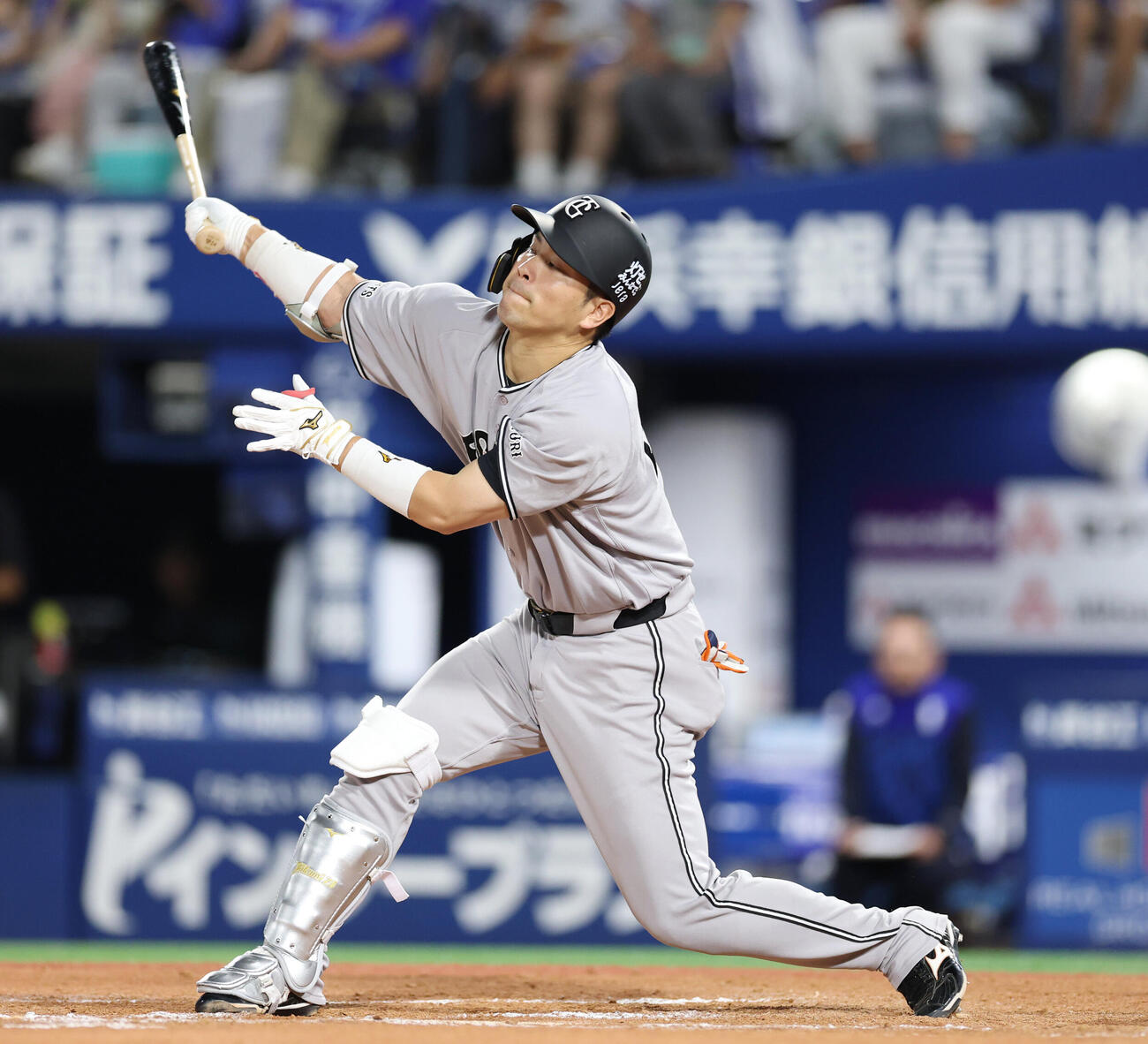 DeNa対巨人　8回表巨人2死二、三塁、空振り三振に倒れる大城卓三（撮影・増田悦実）