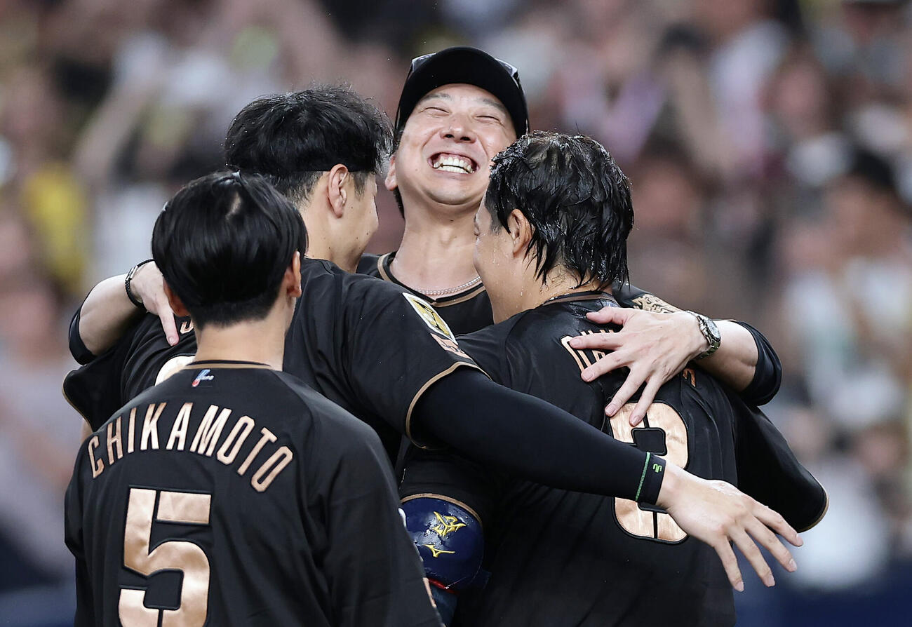 阪神対ヤクルト　同点本塁打の佐藤輝明（左）、サヨナラ本塁打の大山悠輔と抱き合って喜ぶ阪神藤川球児監督（中央）（撮影・前田充）