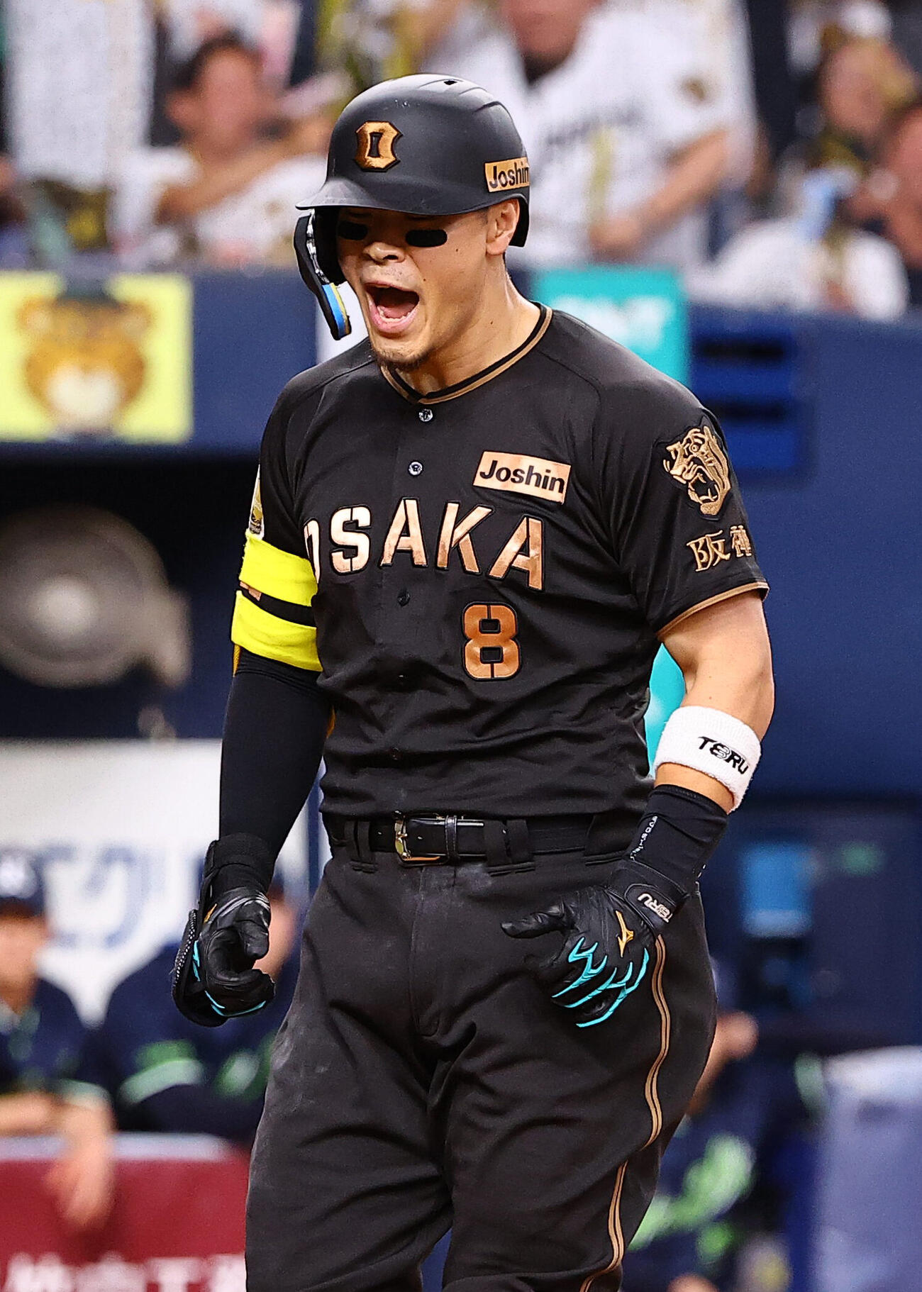 阪神対ヤクルト　9回裏阪神1死、同点本塁打を放った佐藤輝明は雄たけびを上げる（撮影・上田博志）