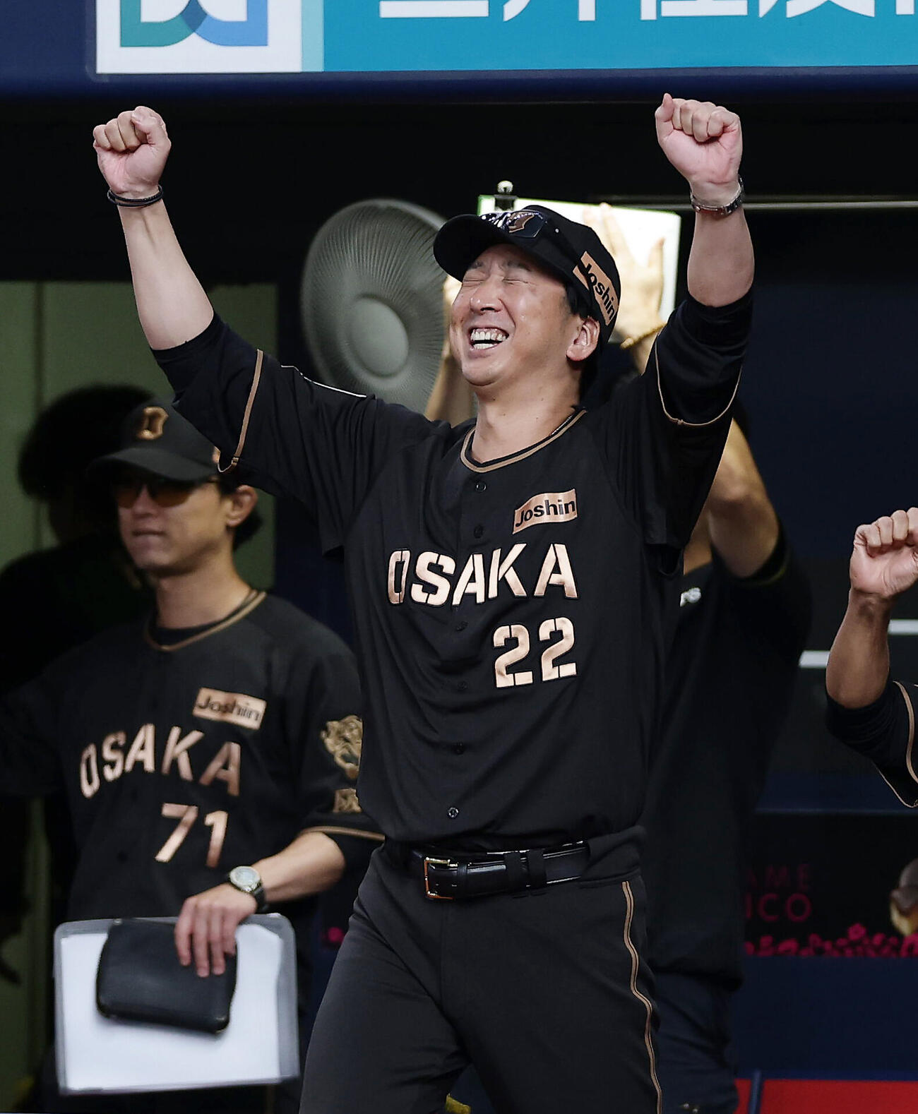 阪神対ヤクルト　9回裏、大山悠輔のサヨナラ本塁打にガッツポーズする阪神藤川球児監督（撮影・前田充）