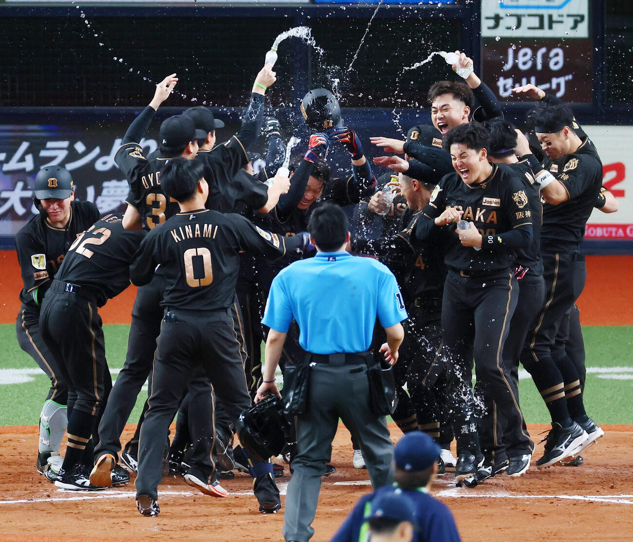 阪神対ヤクルト　9回裏阪神1死、大山悠輔（中央）は左越えサヨナラソロ本塁打を放ちナインからのウオーターシャワーを受ける（撮影・加藤哉）