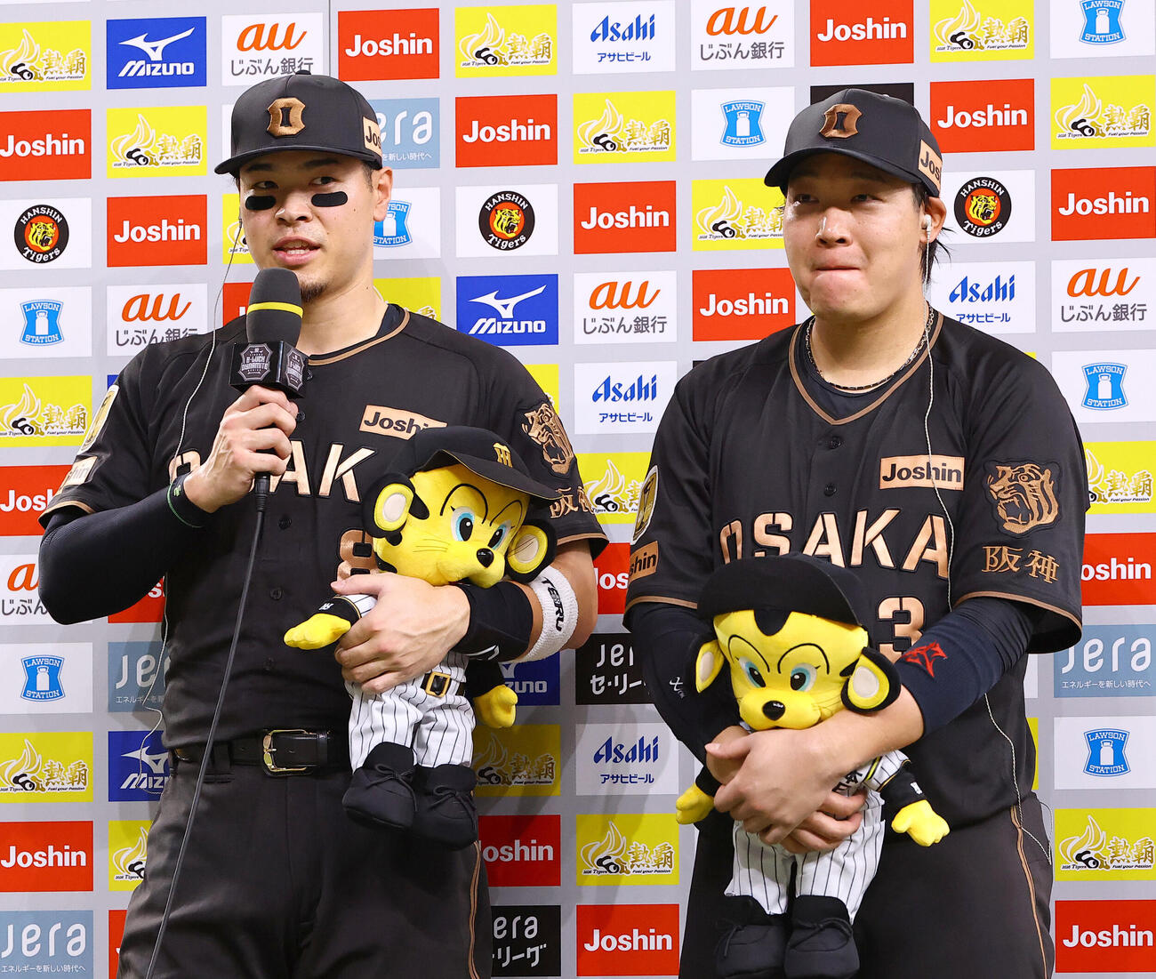 阪神対ヤクルト　ヒーローインタビューに答える佐藤輝明（左）と大山悠輔（撮影・上田博志）
