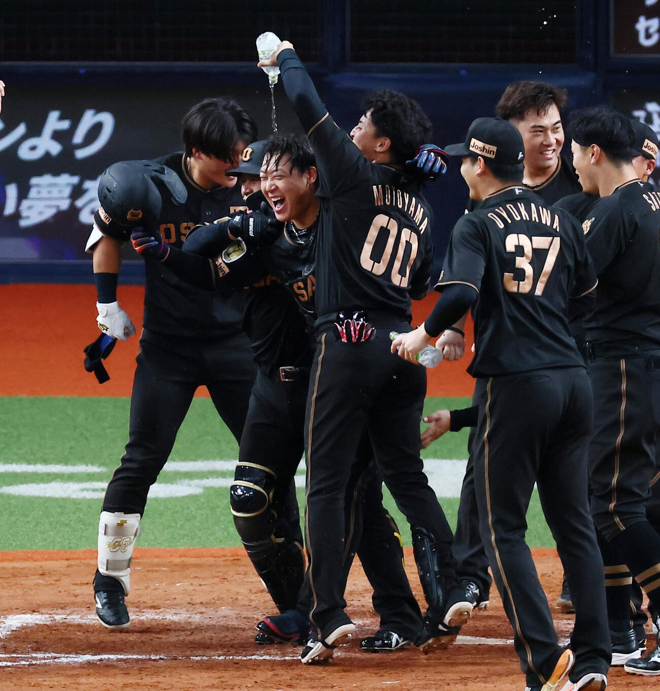 阪神対ヤクルト　9回裏阪神1死、大山悠輔は左越えサヨナラ本塁打を放ち元山飛優（右）からのウオーターシャワーを受け笑顔を見せる（撮影・加藤哉）