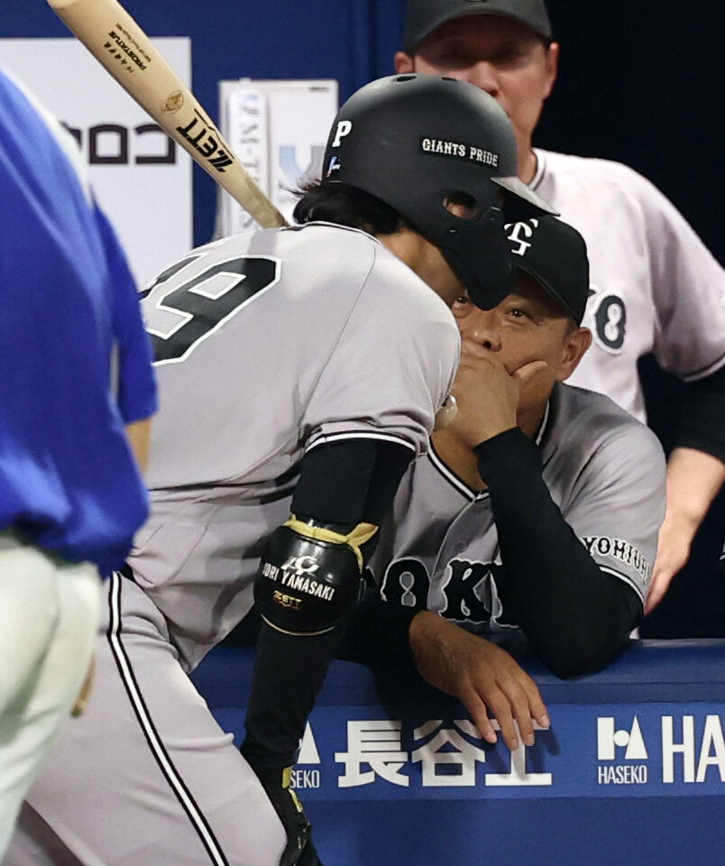 DeNAr対巨人　5回表巨人無死満塁、山崎伊織（手前）に耳打ちする橋上秀樹監督代行（撮影・浅見桂子）