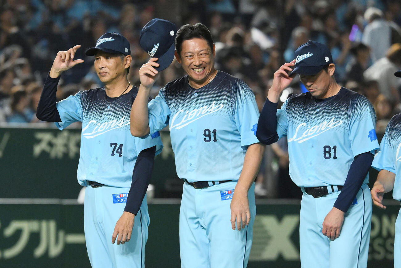 西武対オリックス　試合に勝利しファンにあいさつする西武西口文也監督（左）ら（撮影・滝沢徹郎）
