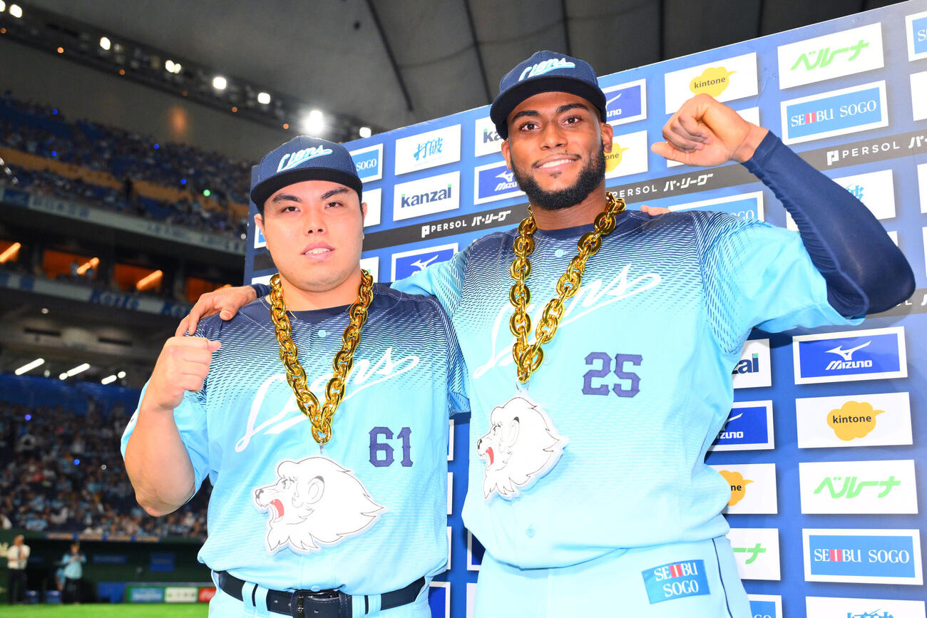 ヒーローインタビューを終えポーズを決める西武の平良海馬（左）とカナリオ（撮影・滝沢徹郎）