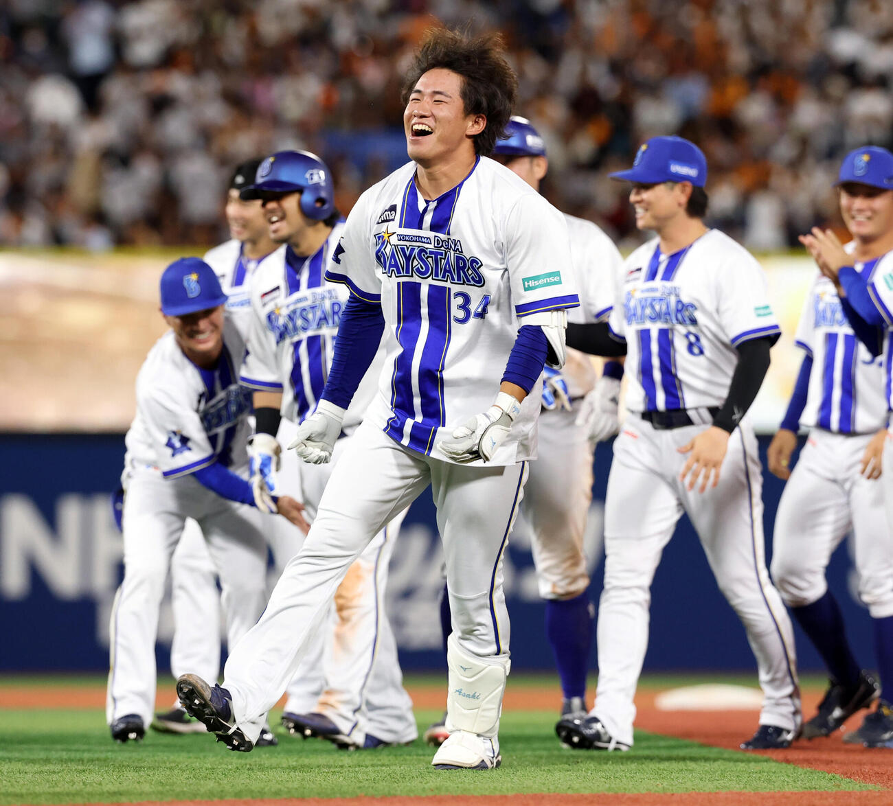 DeNAr対巨人　9回裏DeNA2死満塁、宮下朝陽はサヨナラ打を放ち大喜びする（撮影・浅見桂子）
