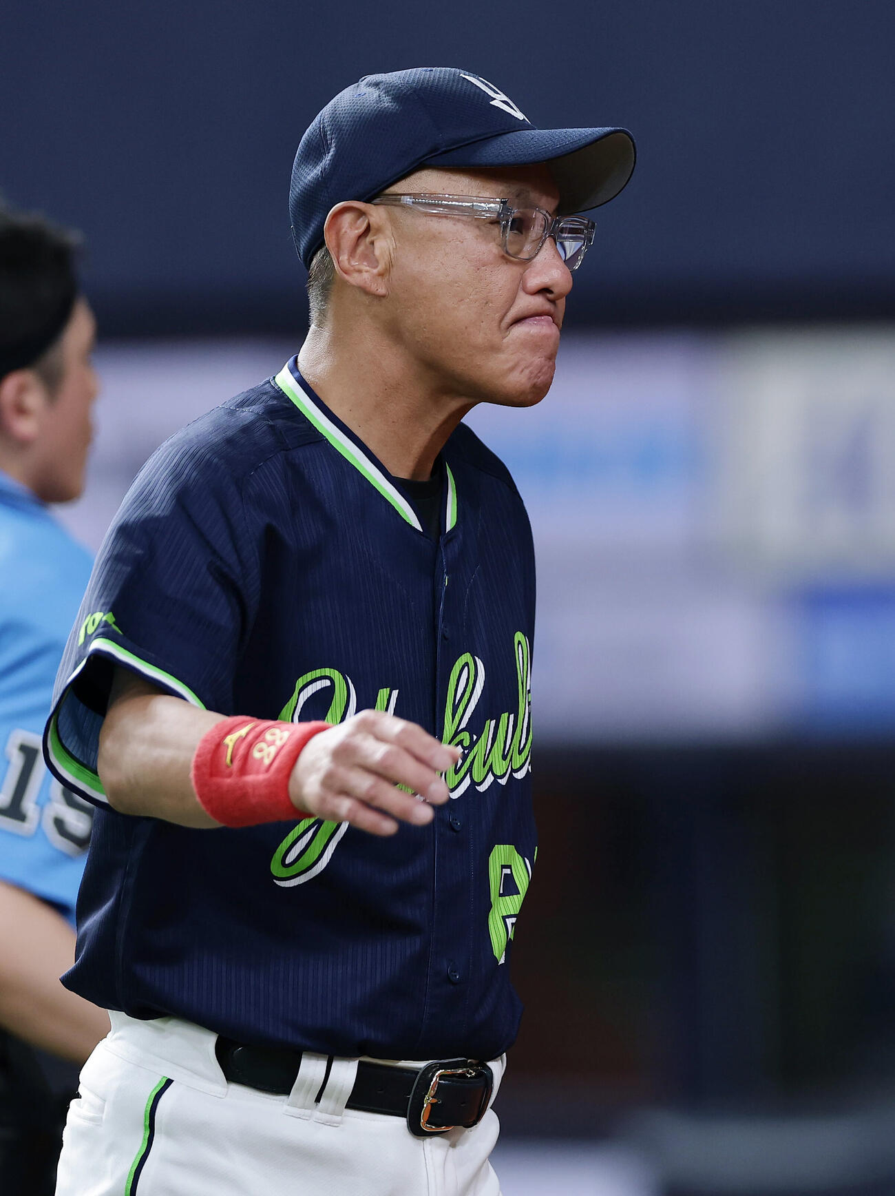 阪神対ヤクルト　9回表を終え、選手交代を告げたヤクルト池山隆寛監督（撮影・前田充）
