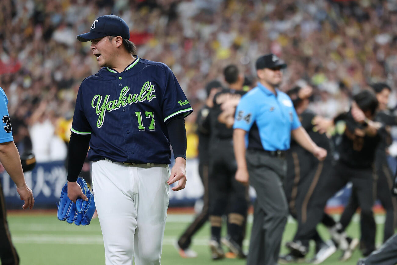 阪神対ヤクルト　9回裏、阪神大山悠輔にサヨナラ本塁打を浴び引き揚げるヤクルト清水昇（撮影・前田充）