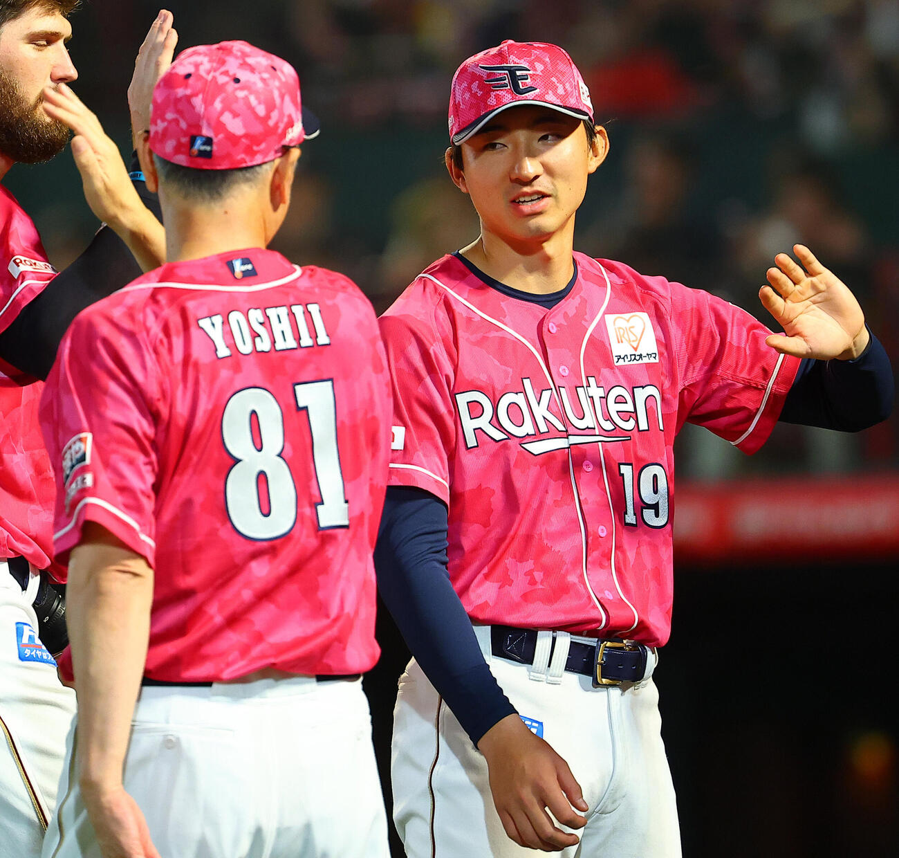 楽天対ロッテ　勝利のハイタッチ後に吉井理人監督に声をかけられる楽天荘司康誠（撮影・野上伸悟）