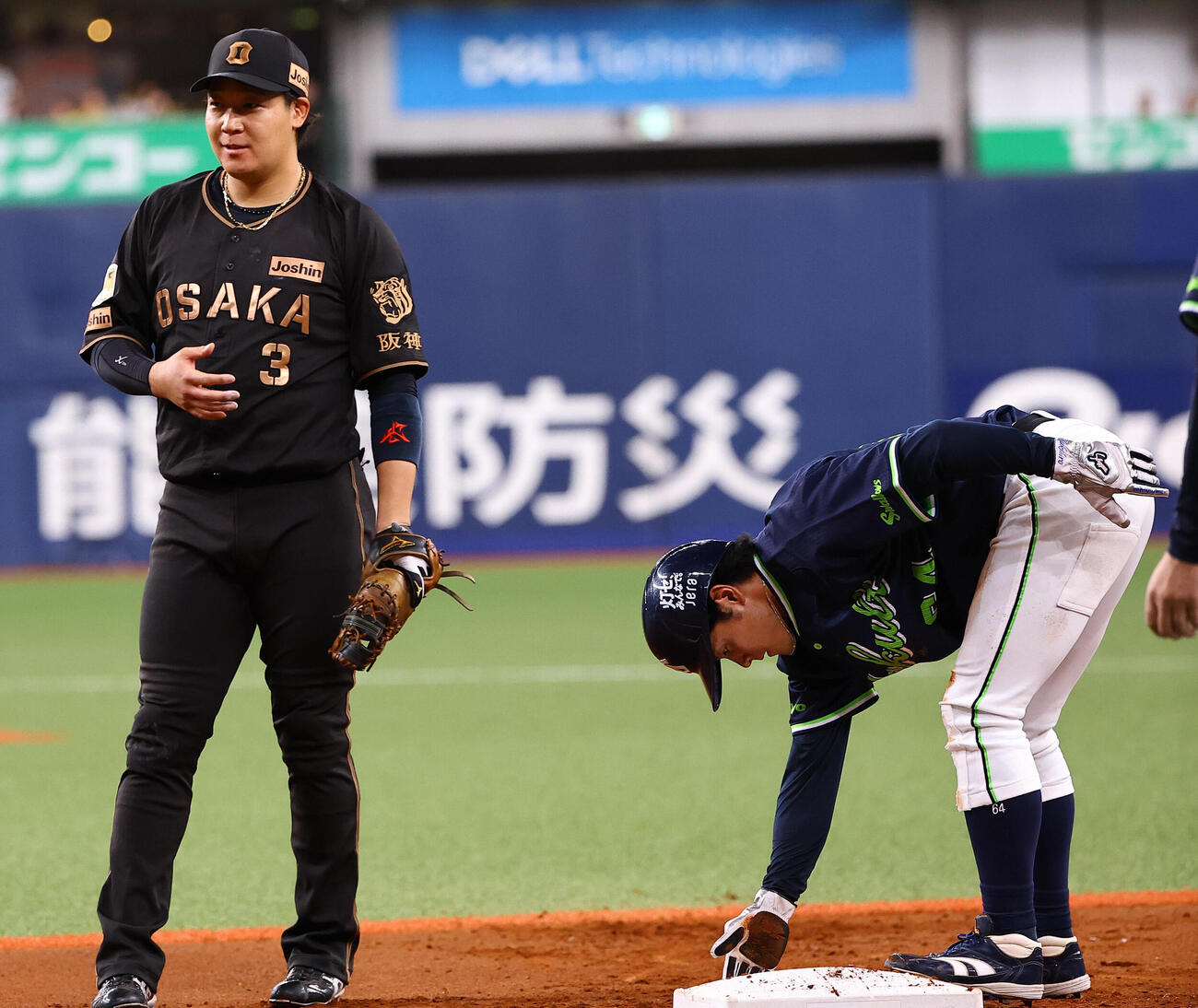阪神対ヤクルト　1回表ヤクルト無死一、三塁、けん制球を受けた大山悠輔（左）はベンチにリクエストを要求する（撮影・上田博志）