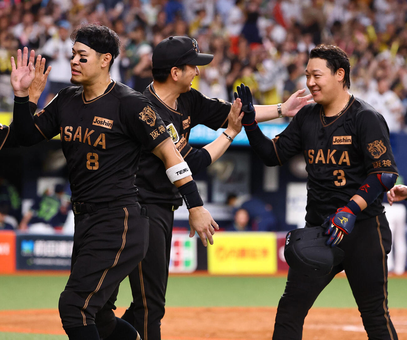 阪神対ヤクルト　藤川球児監督（中央）は佐藤輝明（左）と大山悠輔をハイタッチで出迎える（撮影・上田博志）