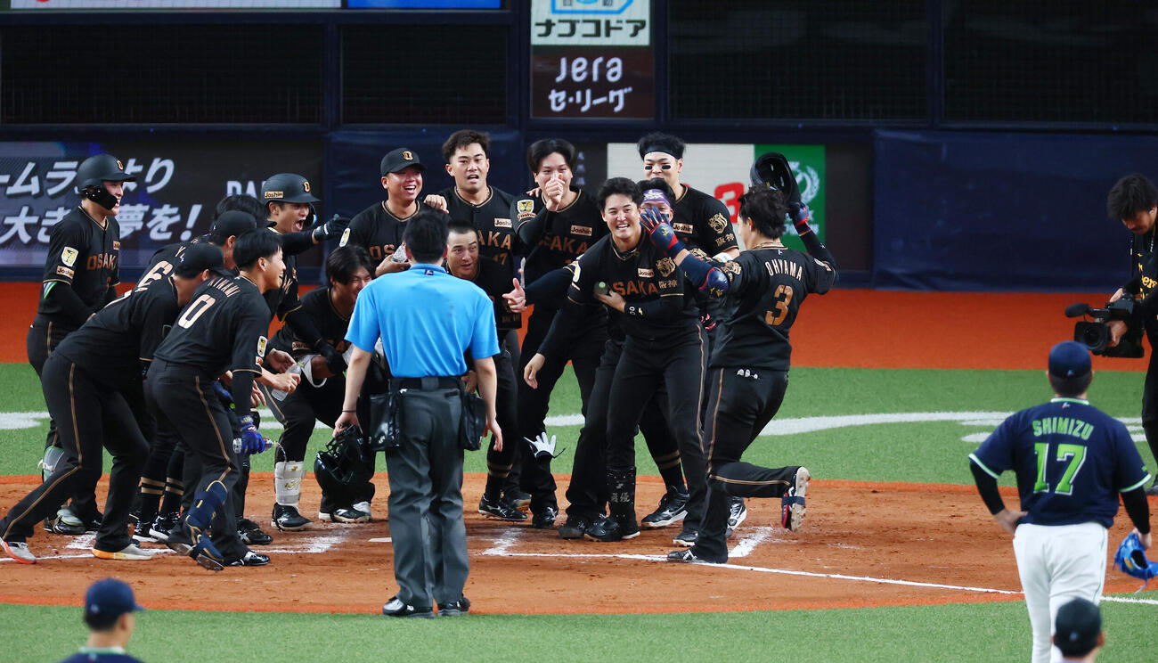 阪神対ヤクルト　9回裏阪神1死、大山悠輔は左越えサヨナラソロ本塁打を放ちナインの待つ本塁へ生還。右は投手清水昇（撮影・加藤哉）