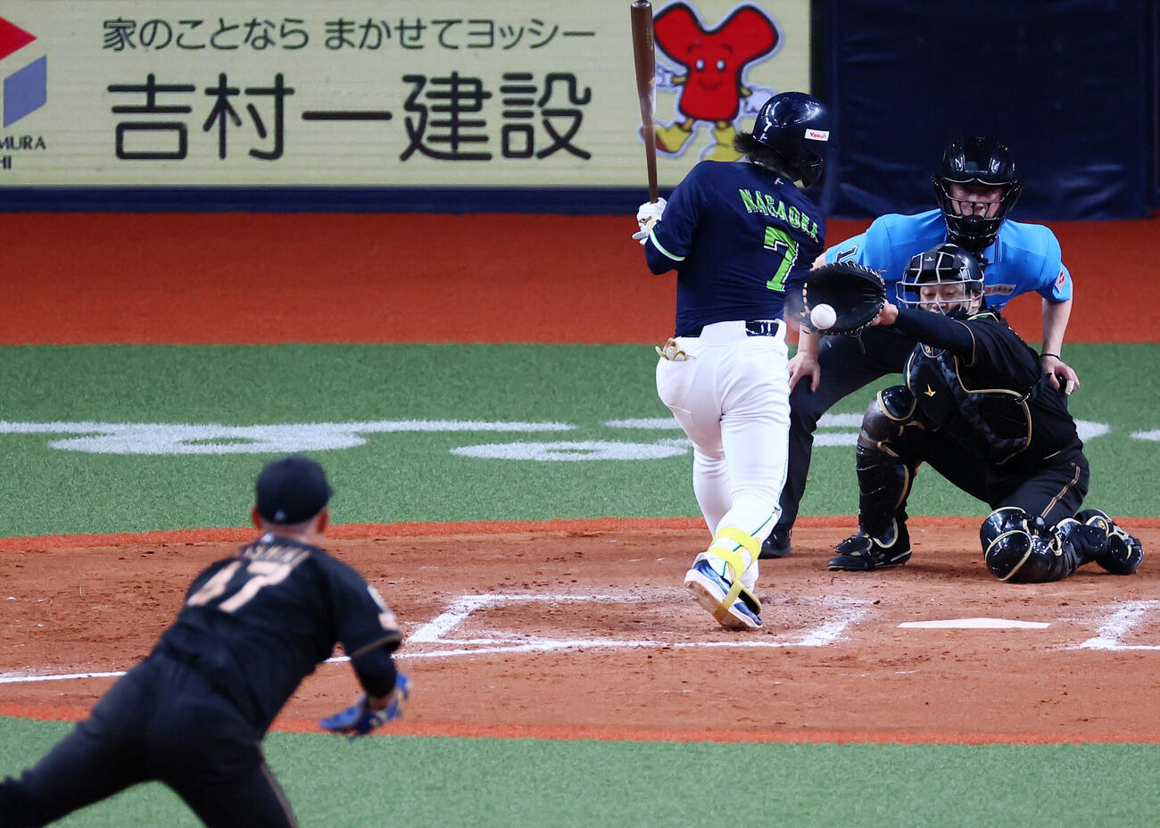 阪神対ヤクルト　9回表ヤクルト2死三塁、長岡秀樹は桐敷拓馬から死球を受ける（撮影・加藤哉）