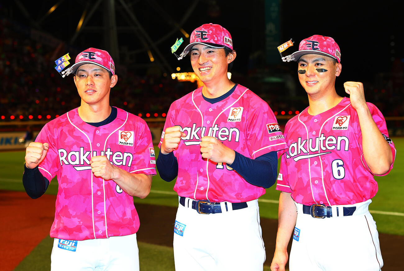 楽天対ロッテ　勝利を喜ぶ、左から楽天辰己涼介、荘司康誠、村林一輝（撮影・野上伸悟）