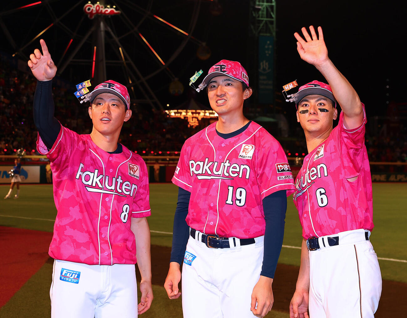 楽天対ロッテ　勝利を喜ぶ、左から楽天辰己涼介、荘司康誠、村林一輝（撮影・野上伸悟）