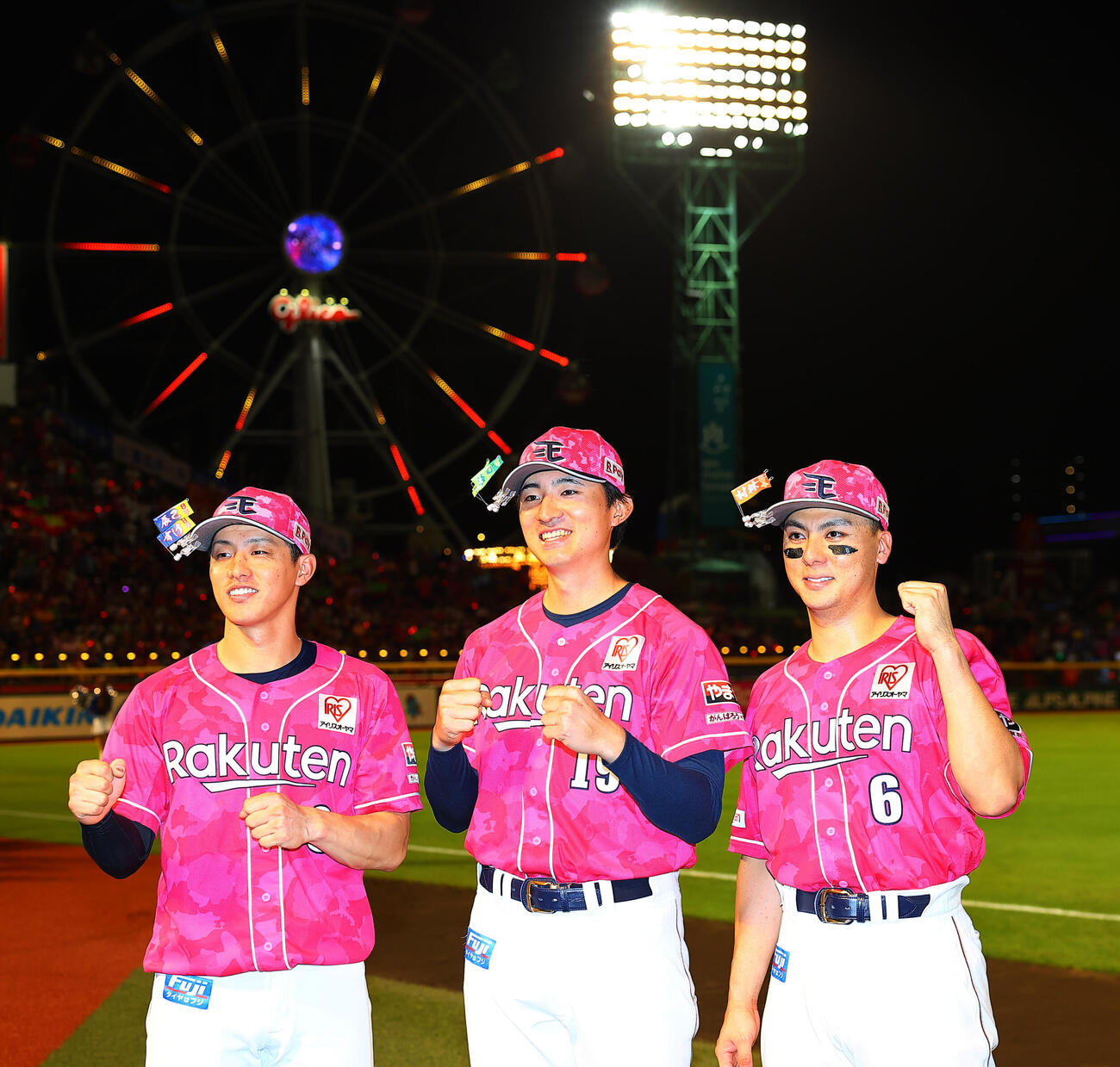 楽天対ロッテ　勝利を喜ぶ、左から楽天辰己涼介、荘司康誠、村林一輝（撮影・野上伸悟）