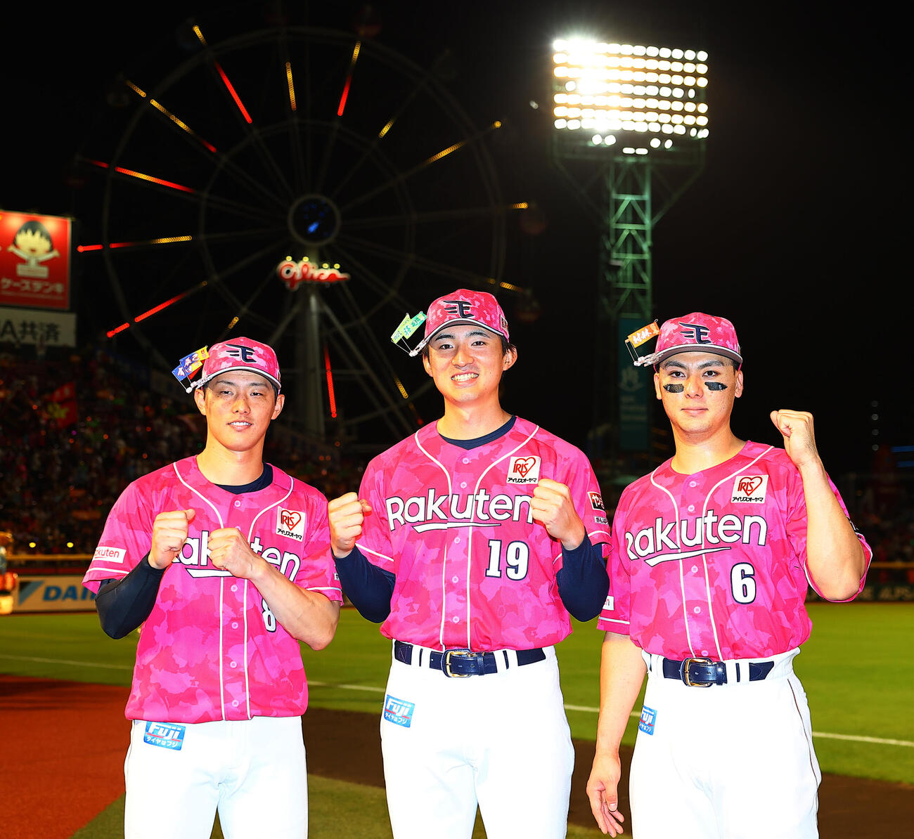 楽天対ロッテ　勝利を喜ぶ、左から楽天辰己涼介、荘司康誠、村林一輝（撮影・野上伸悟）