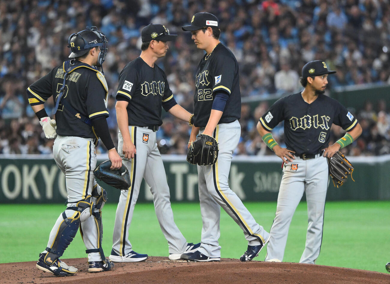 西武対オリックス　4回裏、オリックス先発の九里亜蓮（左から3人目）は岸田護監督（同2人目）から交代を告げられる（撮影・滝沢徹郎）