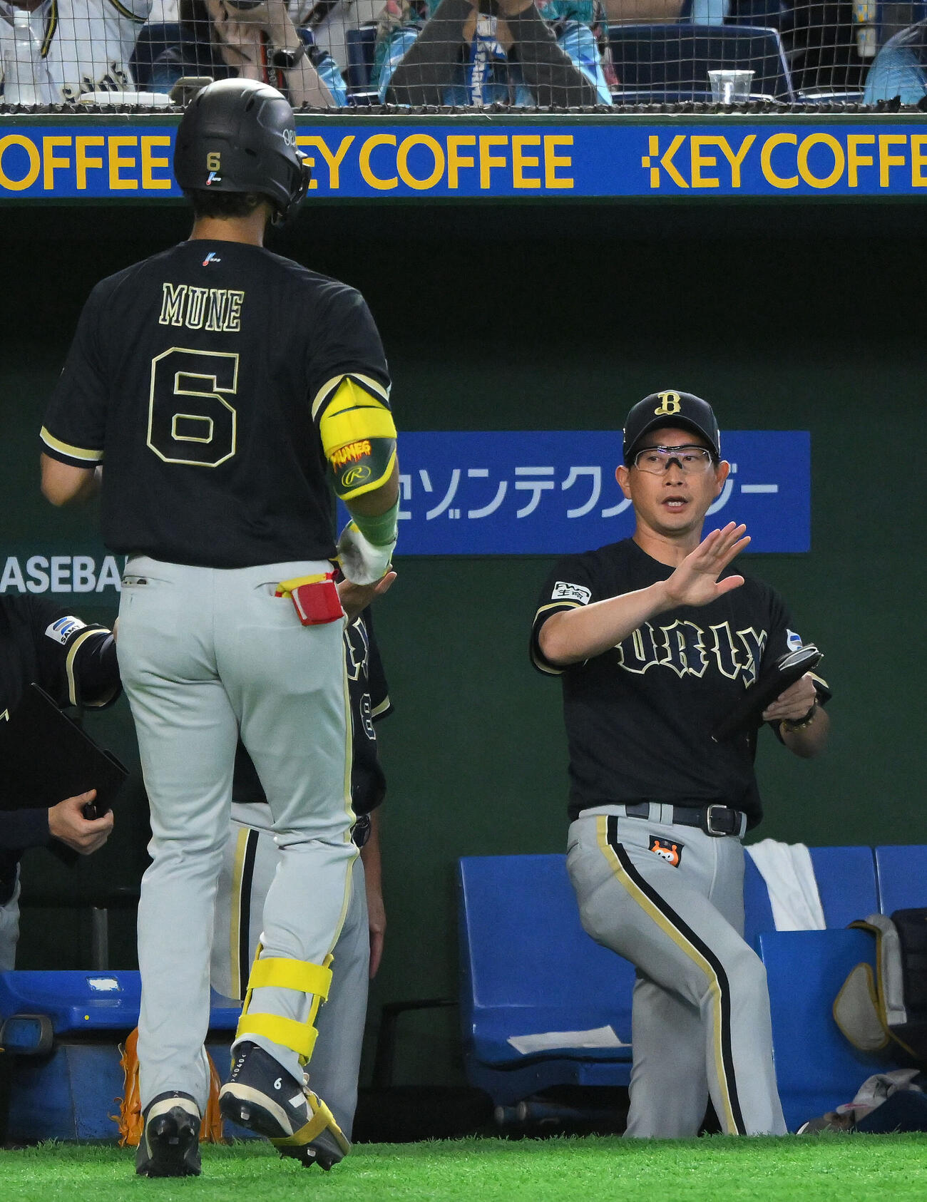 西武対オリックス　6回表オリックス無死、ソロ本塁打を放った宗佑磨（手前）を迎える岸田護監督（撮影・滝沢徹郎）