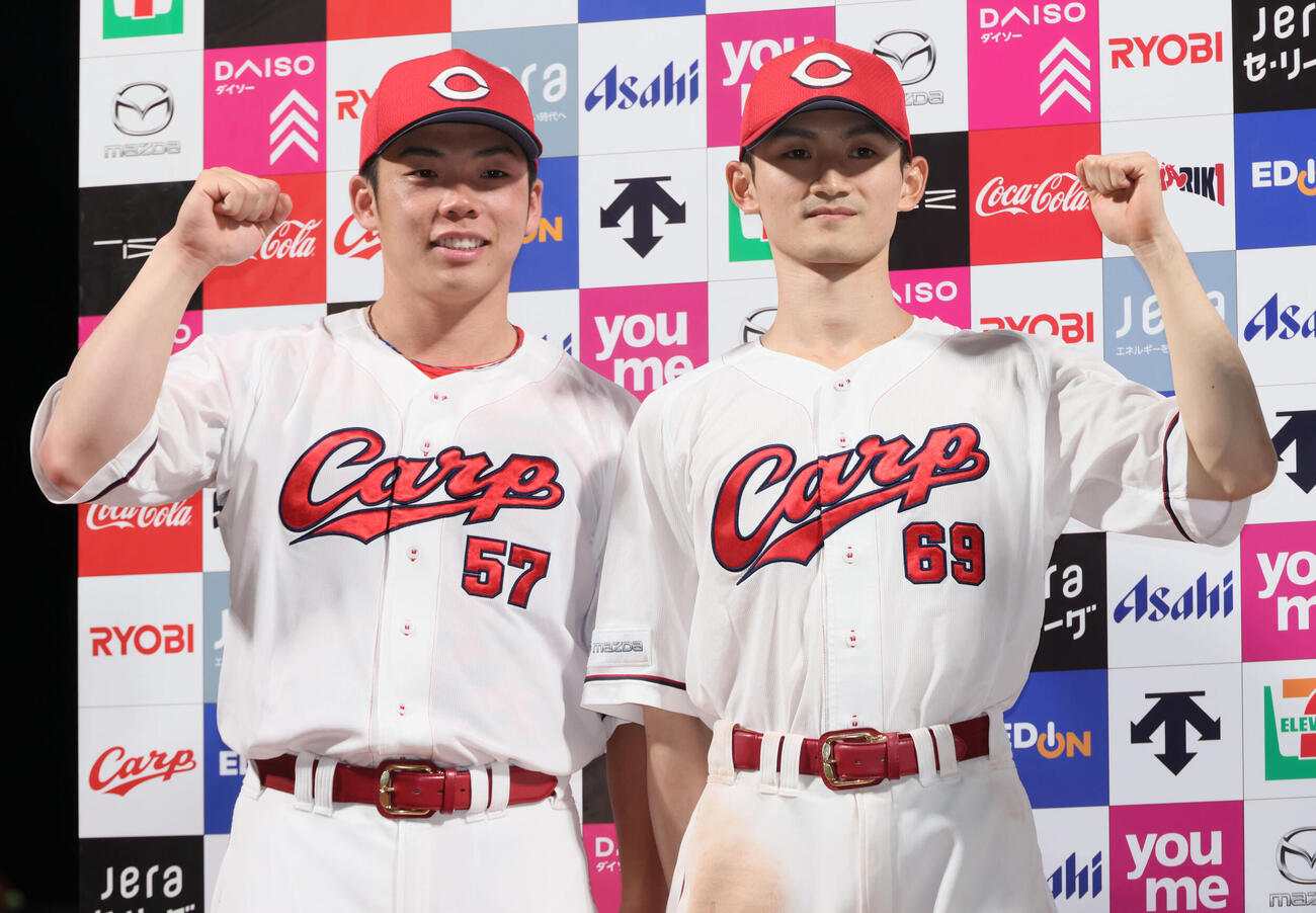 広島対中日　お立ち台でポーズを決める持丸泰輝（左）と辰見鴻之介（撮影・加藤孝規）