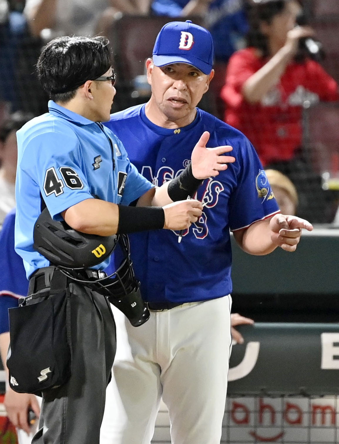 6回途中、投手交代を告げる中日井上監督（共同）