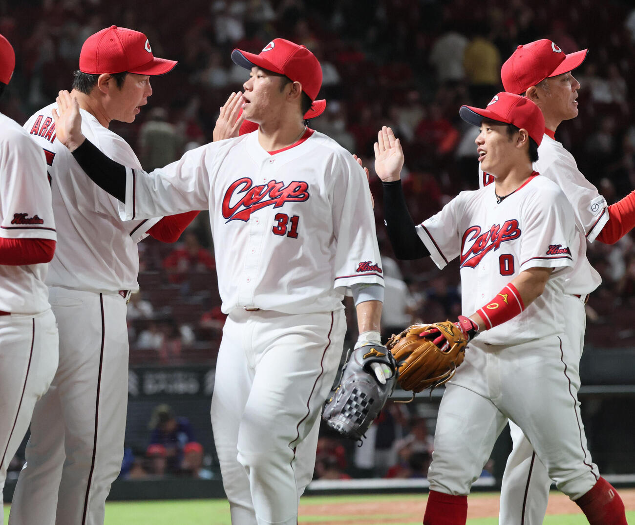 広島対中日　中日に快勝した広島ナインを迎える新井貴浩監督（左）（撮影・加藤孝規）