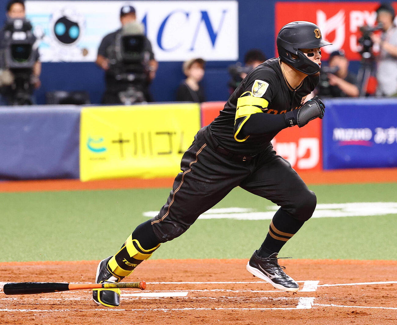 阪神対ヤクルト　1回裏阪神1死一、二塁、佐藤輝明は先制適時打を放つ（撮影・上田博志）