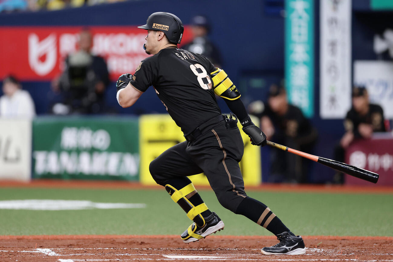 阪神対ヤクルト　1回裏阪神1死一、二塁、右前先制適時打を放つ佐藤輝明（撮影・前田充）