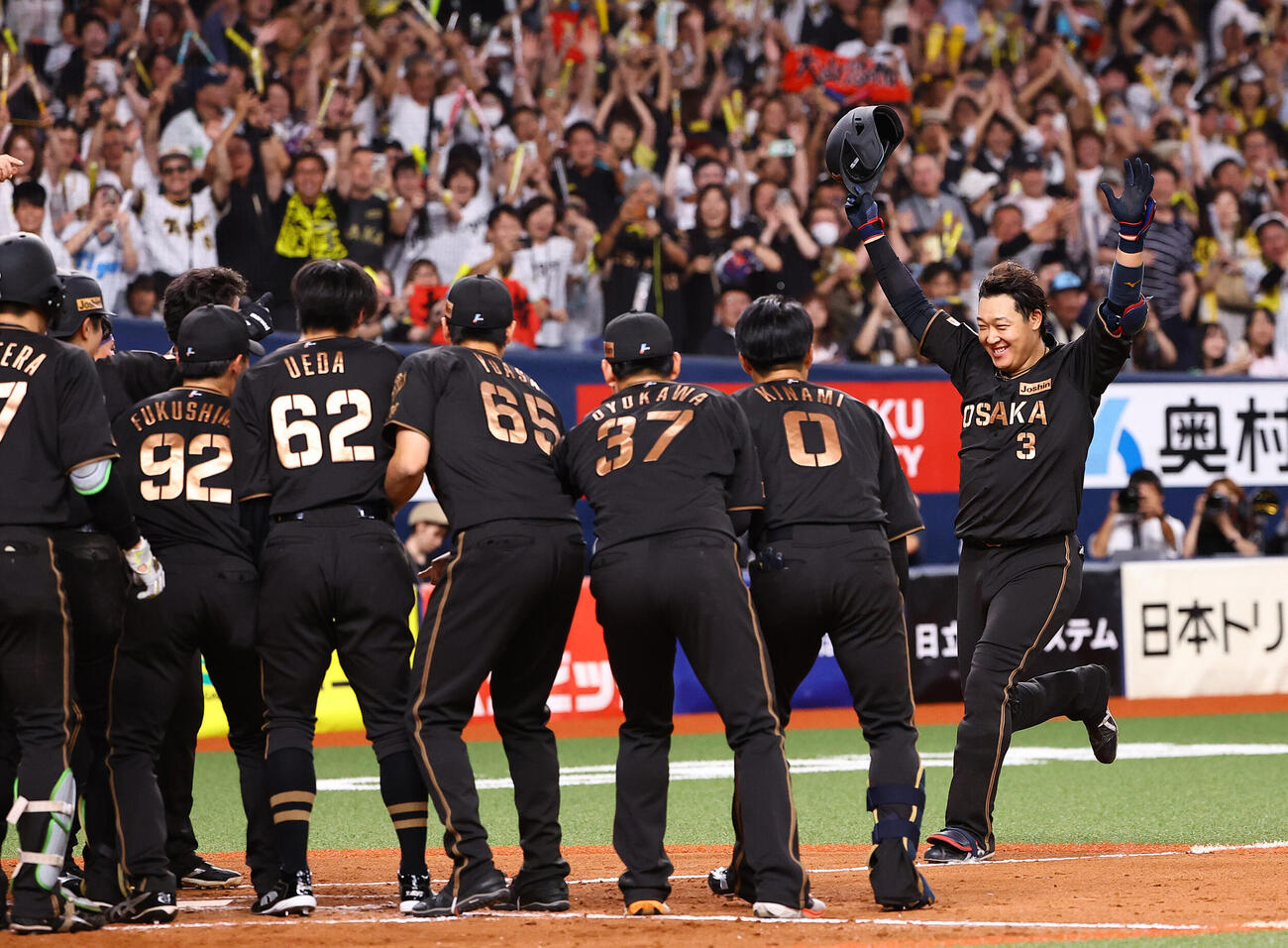 阪神対ヤクルト　9回裏阪神1死、サヨナラ本塁打を放った大山悠輔はナインの輪に飛び込む（撮影・上田博志）