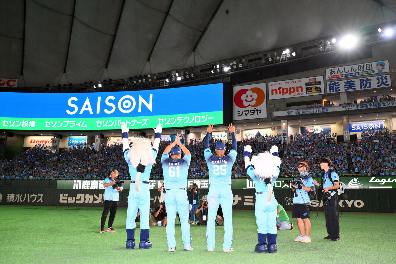 西武対オリックス　試合後、ファンとともに勝利を祝う西武の平良海馬（中左）とアレクサンダー・カナリオ（撮影・滝沢徹郎）