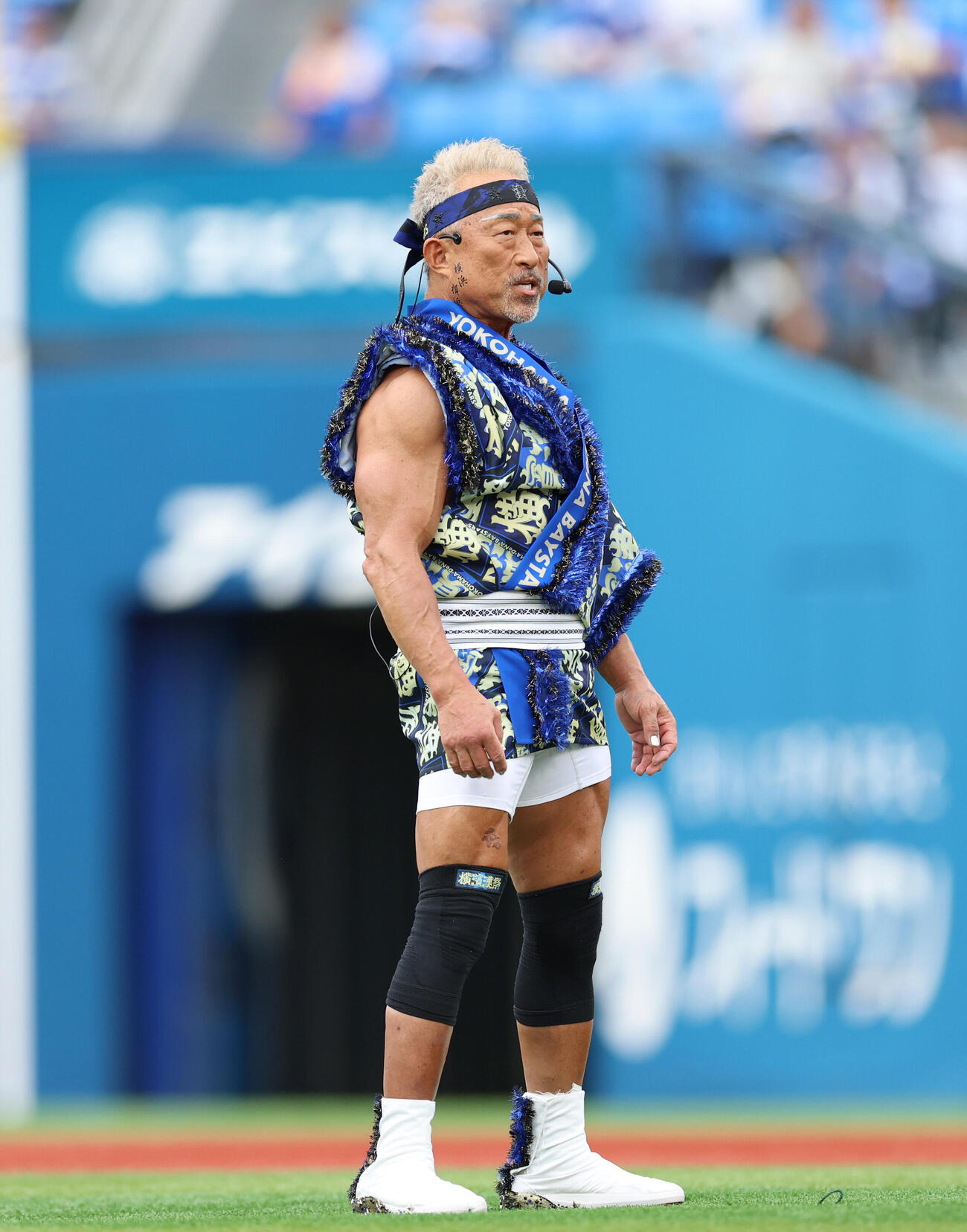 DeNa対巨人　試合前登場した応援総長の角田信朗（撮影・増田悦実）