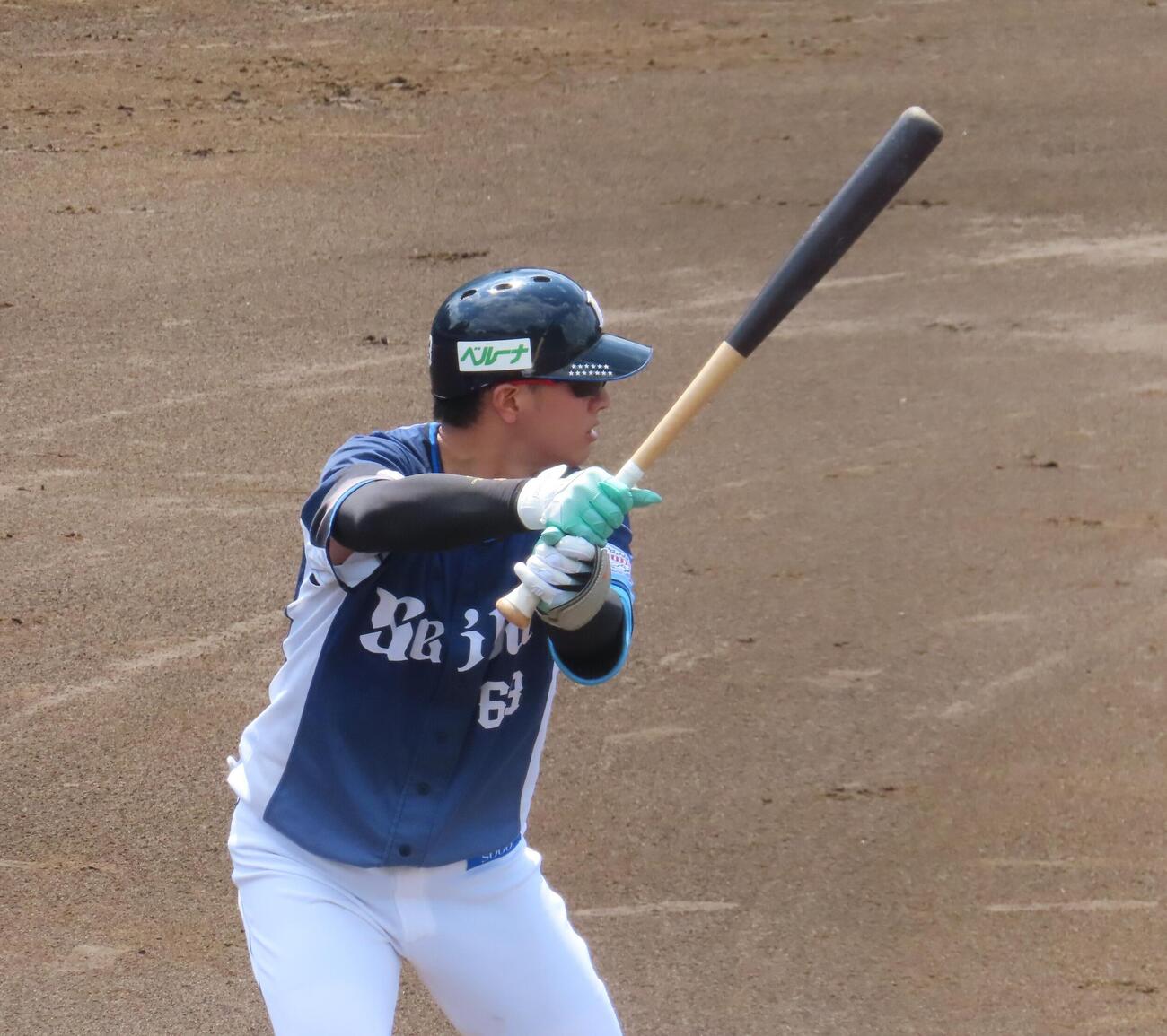 実戦復帰を果たした西武長谷川信哉外野手（撮影・水谷京裕）