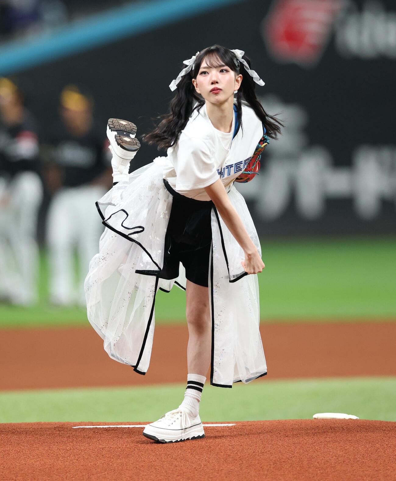 日本ハム対ソフトバンク　ファーストピッチセレモニーで投球するファントムシータの美雨（撮影・黒川智章）