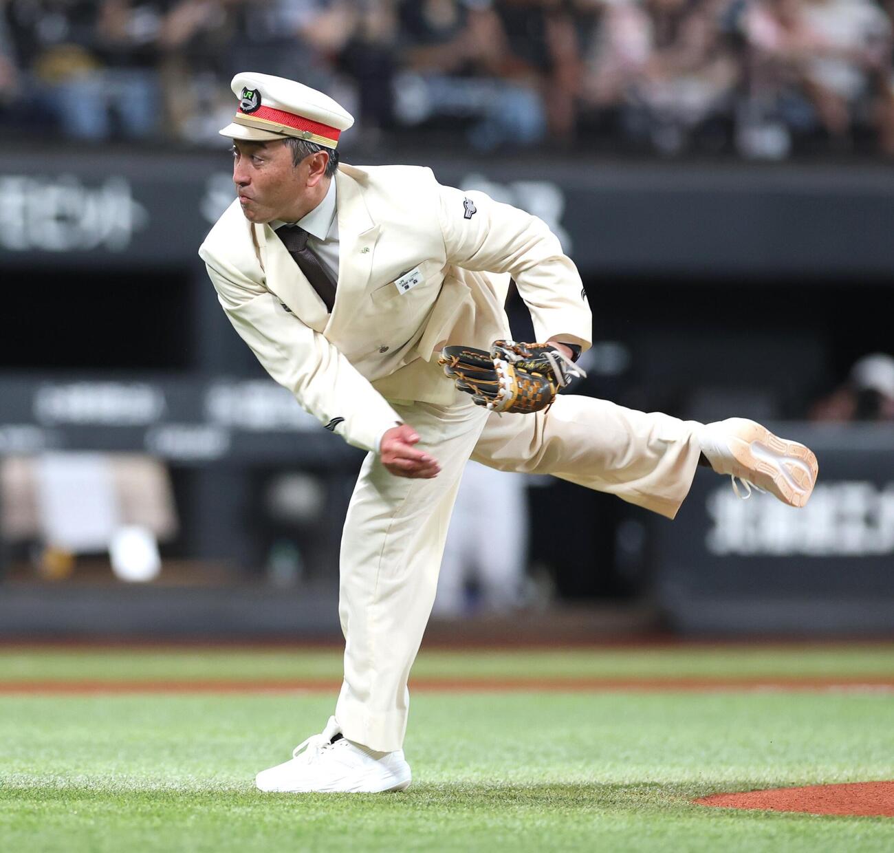 日本ハム対ソフトバンク　始球式を務めた日本ハム藤森海斗の父塁さん（撮影・黒川智章）