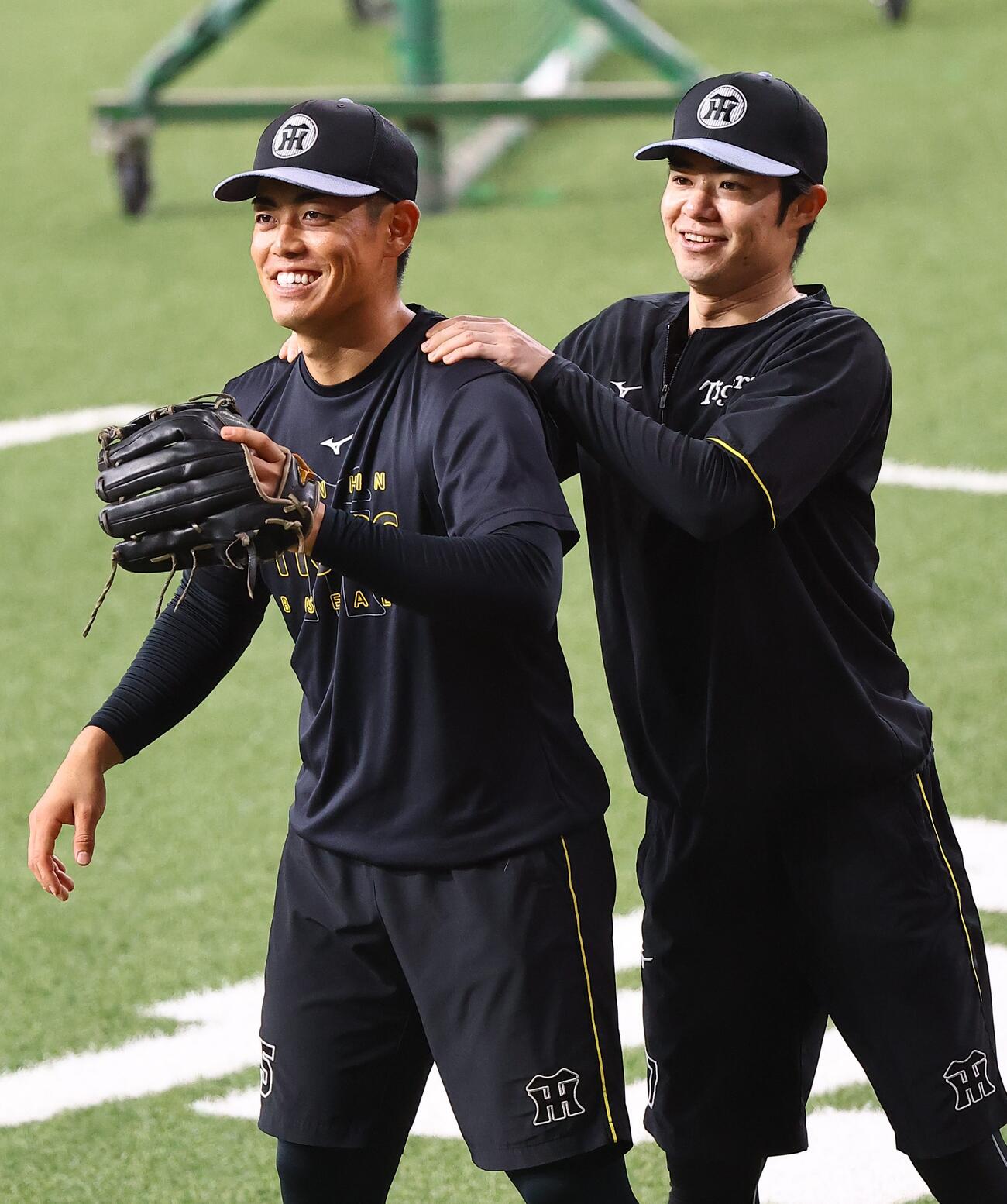 阪神対ヤクルト　中野拓夢（右）と笑顔を見せる谷端将伍（撮影・上田博志）＝2026年8月19日、京セラドーム大阪