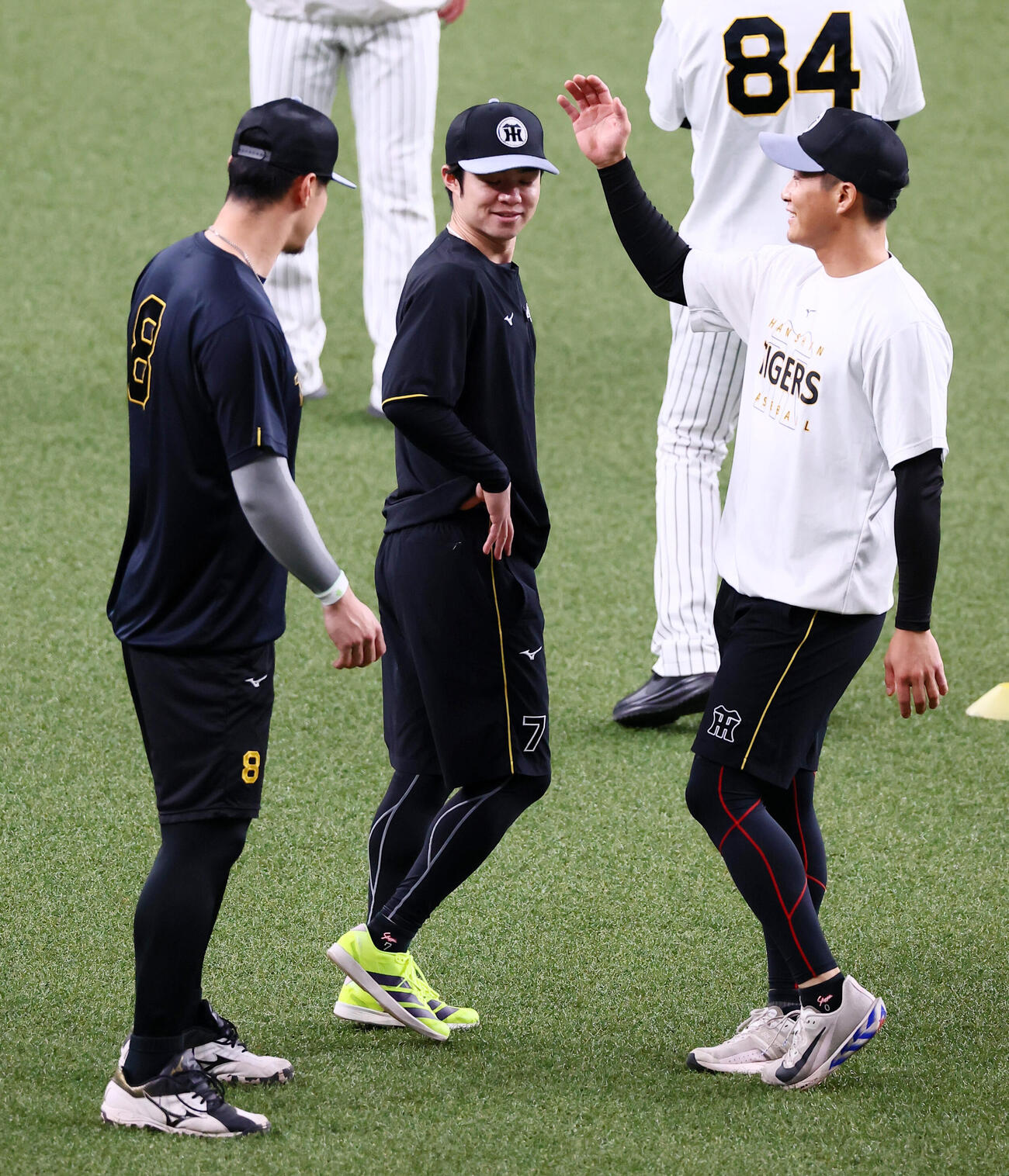 阪神対ヤクルト　練習開始とともにグラウンドへ現れた阪神中野拓夢。左は佐藤輝明、右は木浪聖也（撮影・加藤哉）