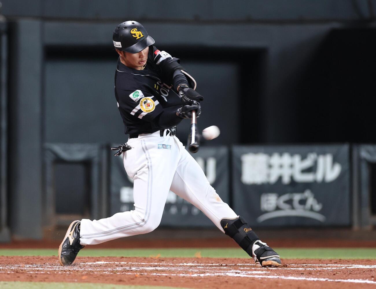日本ハム対ソフトバンク　4回表ソフトバンク1死一、二塁、3点本塁打を放つ広瀬隆太（撮影・黒川智章）