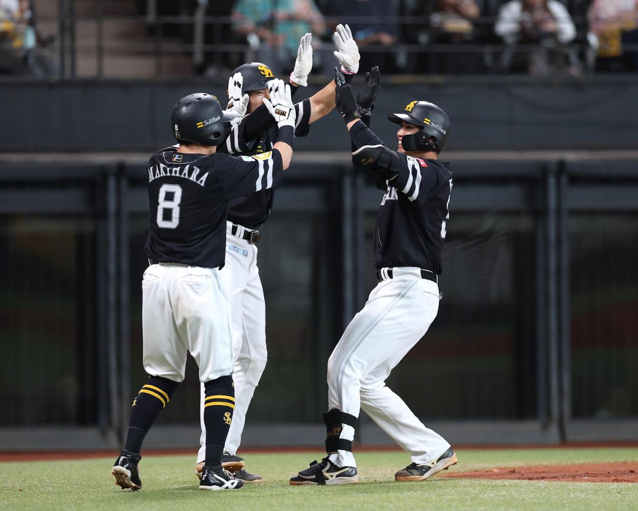 日本ハム対ソフトバンク　4回表ソフトバンク1死一、二塁、3点本塁打を放ち笑顔で生還の広瀬隆太（撮影・黒川智章）