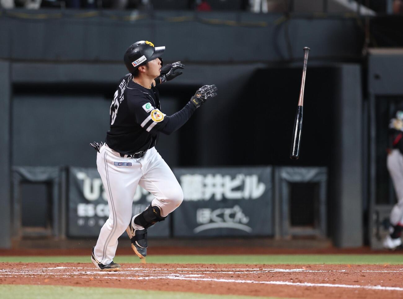 日本ハム対ソフトバンク　4回表ソフトバンク1死一、二塁、3点本塁打を放つ広瀬隆太（撮影・黒川智章）