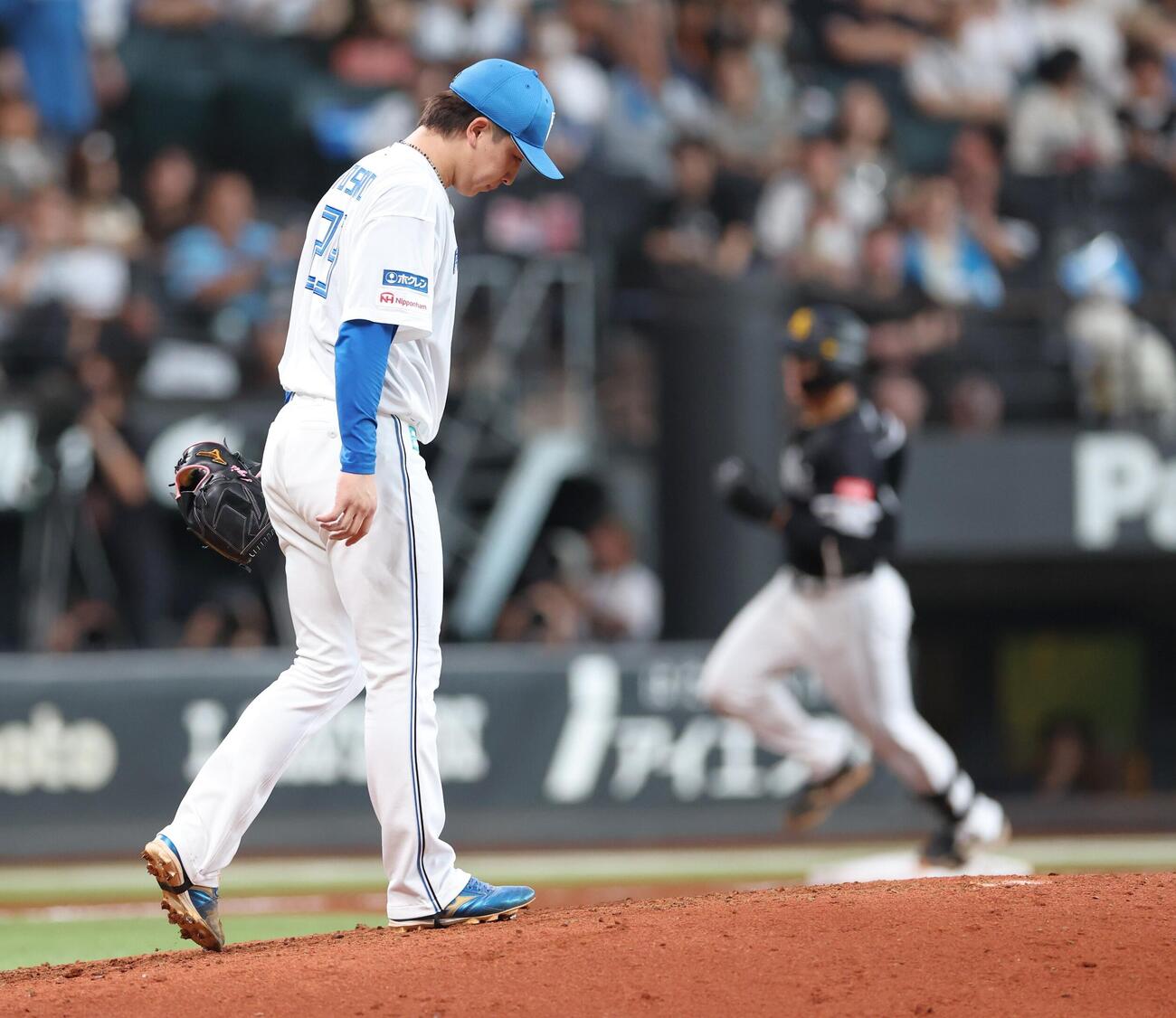 日本ハム対ソフトバンク　4回表ソフトバンク1死一、二塁、広瀬隆太に3点本塁打を浴びる細野晴希（撮影・黒川智章）