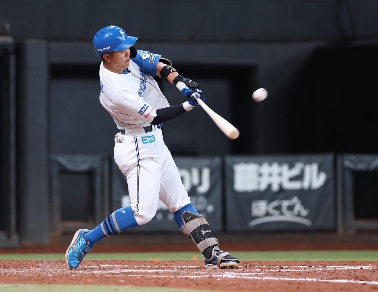 日本ハム対ソフトバンク　5回裏日本ハム1死一、三塁、3点本塁打を放つ今川優馬（撮影・黒川智章）