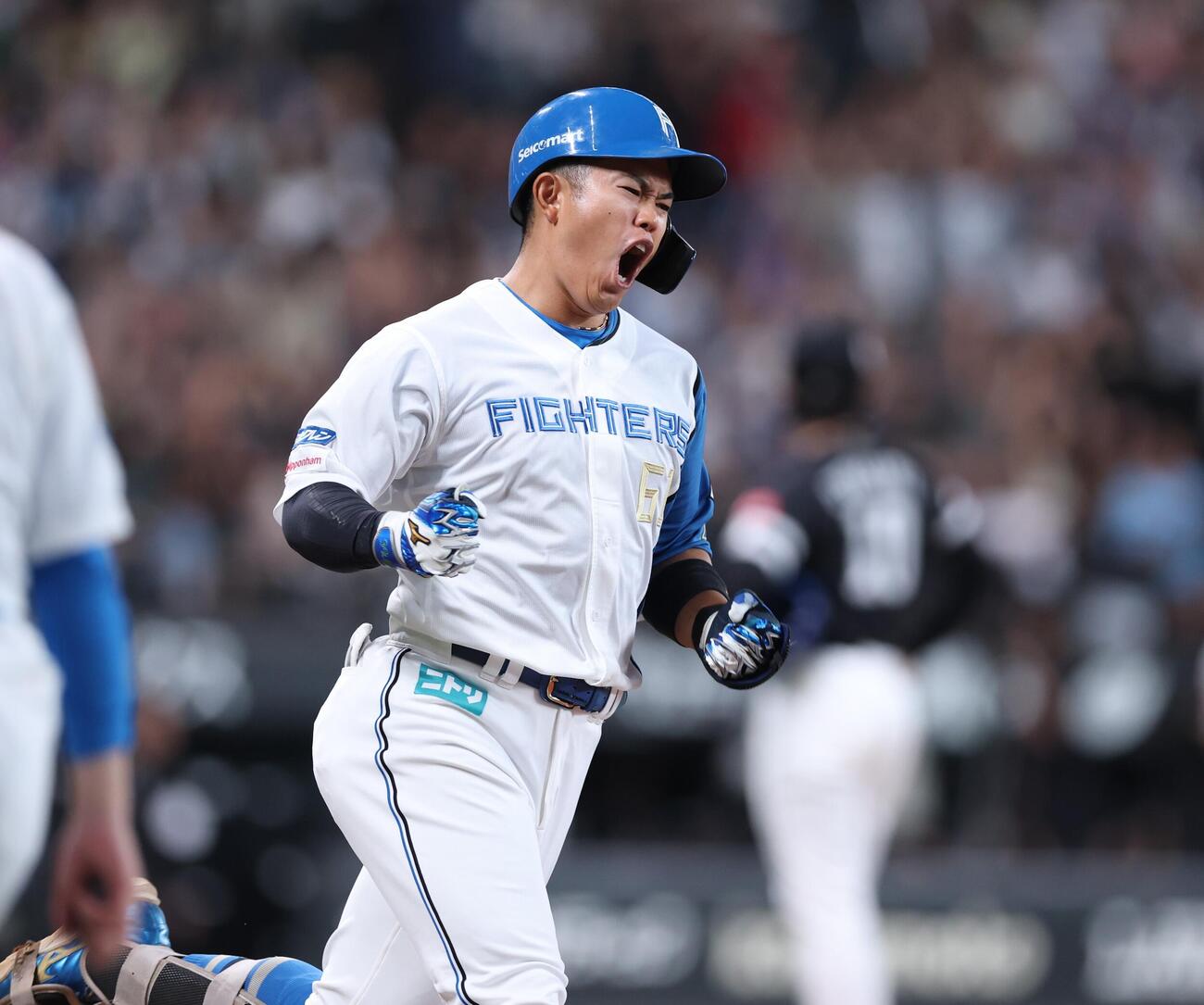 日本ハム対ソフトバンク　5回裏日本ハム1死一、三塁、3点本塁打を放ち叫ぶ今川優馬（撮影・黒川智章）