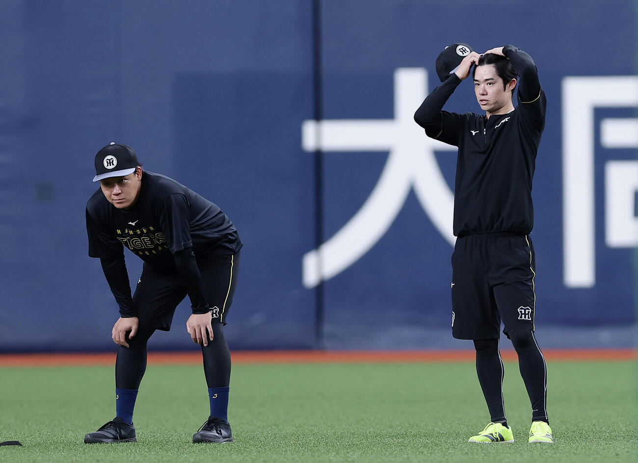 阪神対ヤクルト　阪神大山悠輔（左）と言葉を交わす中野拓夢（撮影・前田充）