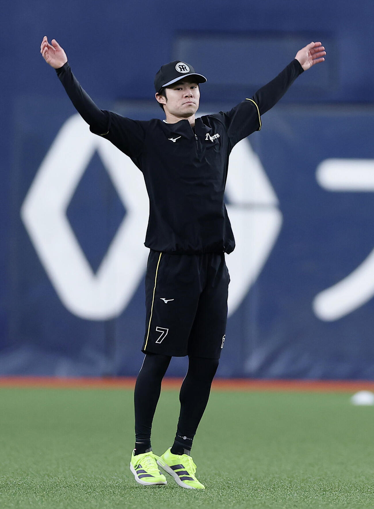 阪神対ヤクルト　グラウンドに姿を見せ体を動かす阪神中野拓夢（撮影・前田充）
