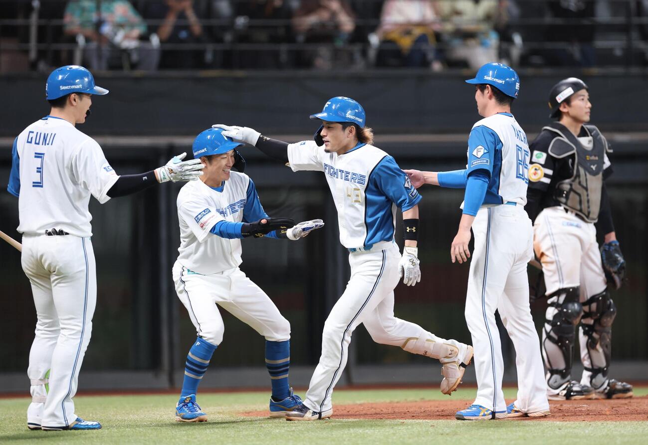 日本ハム対ソフトバンク　7回裏、満塁本塁打を放ち生還する水野達稀（左から3人目）（撮影・黒川智章）
