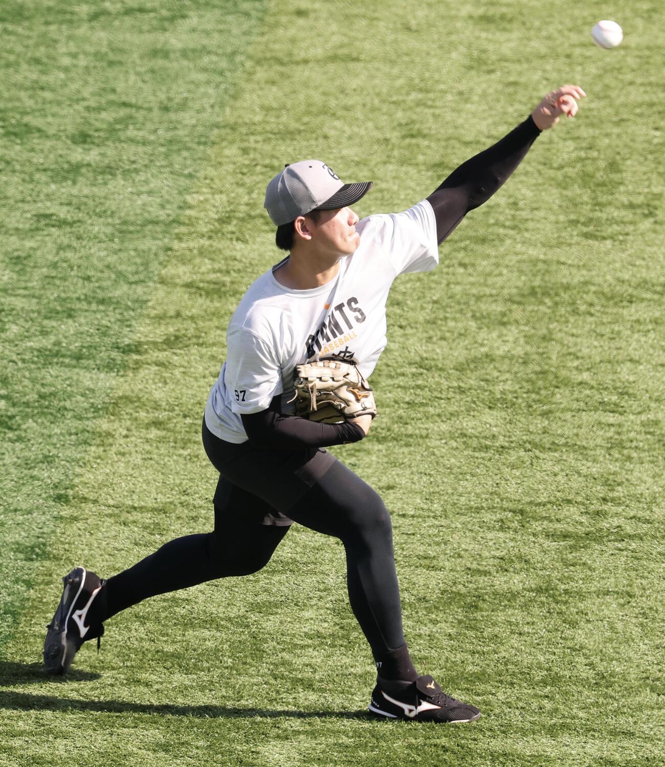 DeNA対巨人　キャッチボールする巨人井上温大(撮影・浅見桂子)