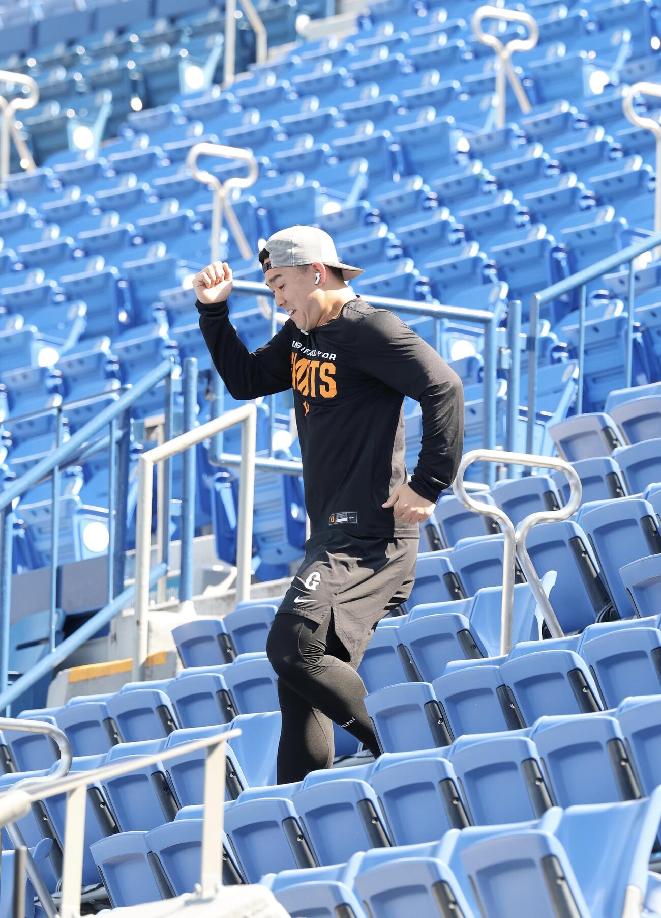 DeNA対巨人　スタジアムの三塁側を登り降りする巨人小笠原慎之介(撮影・浅見桂子)