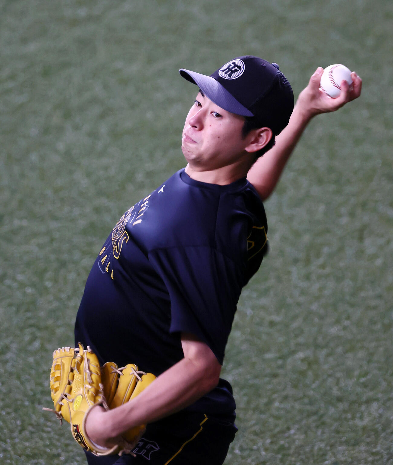阪神対ヤクルト　練習でキャッチボールする阪神下村海翔（撮影・加藤哉）