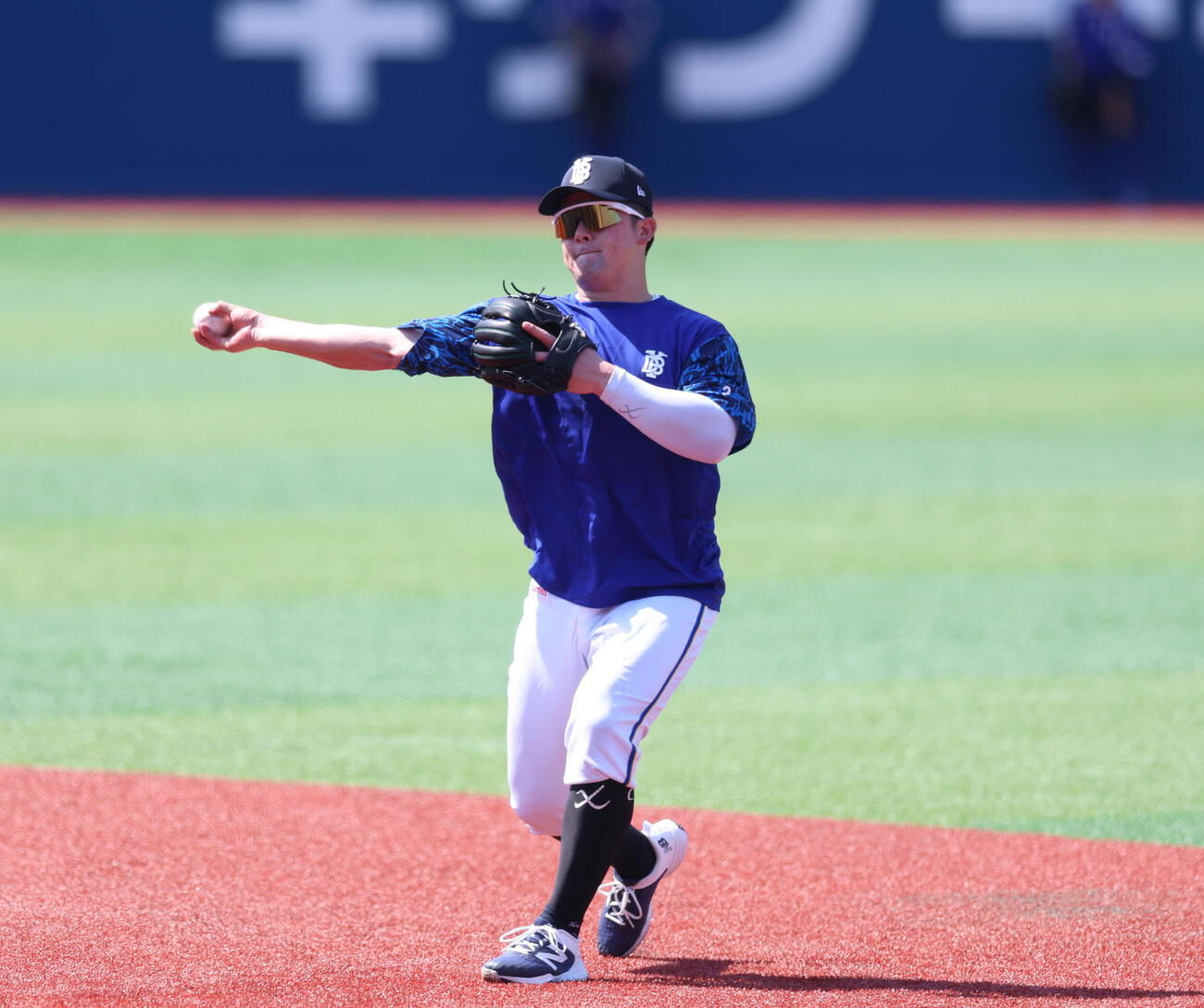 DeNA対巨人　ノックを受けるDeNA牧秀悟（撮影・増田悦実）